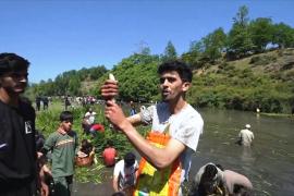 Как индийцы ловят рыбу и очищают водоёмы от грязи