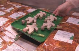 Мясник из Баварии делает колбаски в виде футболистов в честь Кубка мира