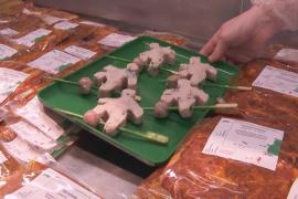 Мясник из Баварии делает колбаски в виде футболистов в честь Кубка мира