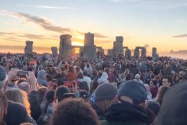 20 000 человек отметили день летнего солнцестояния в Стоунхендже