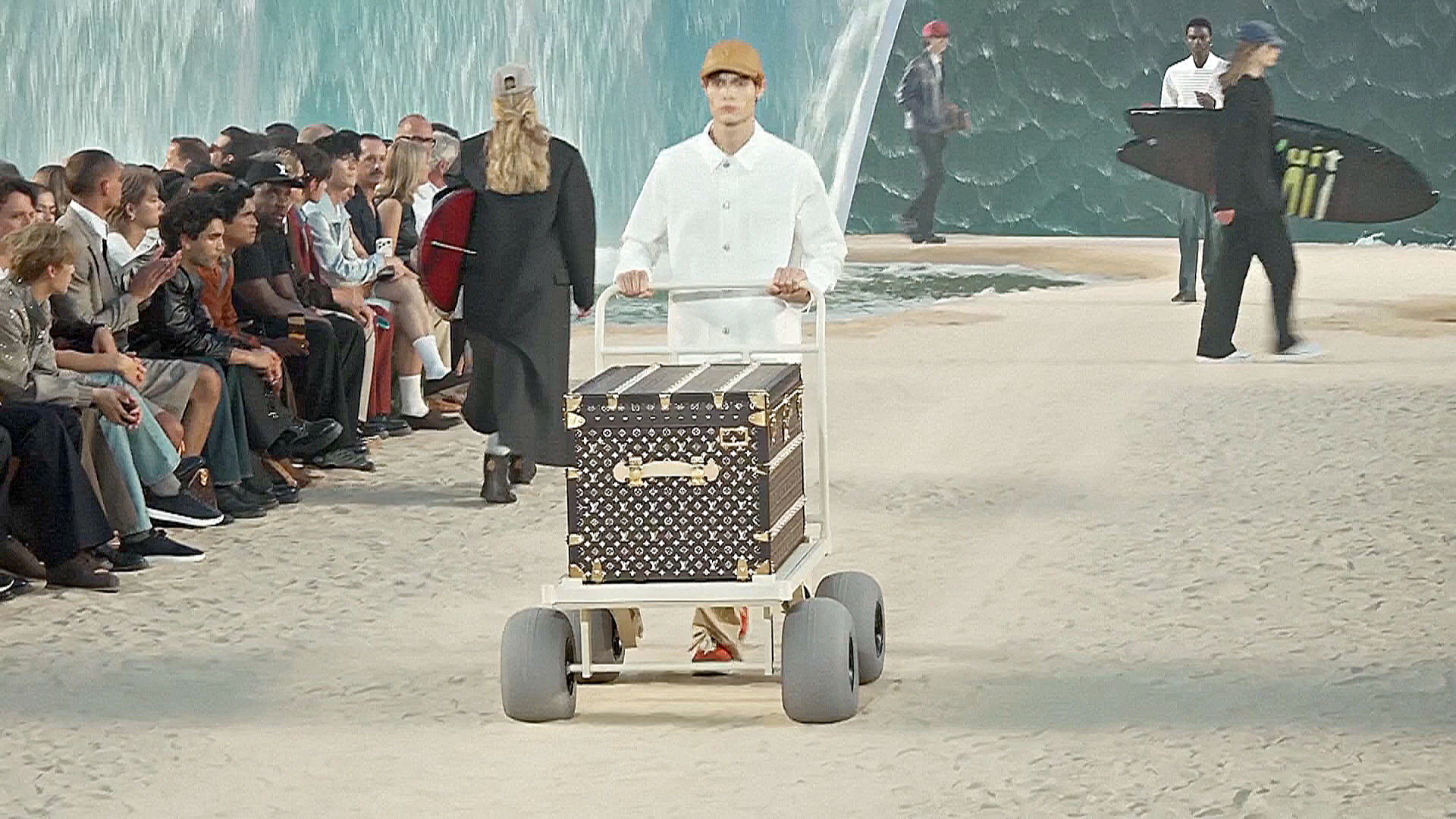 Доски для сёрфинга и сундуки: Louis Vuitton показал мужскую коллекцию в Париже Доски для сёрфинга и сундуки: Louis Vuitton показал мужскую коллекцию в Париже