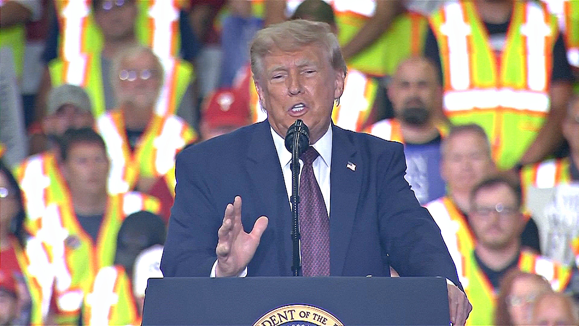 Трамп обвинил нефтяные компании в том, что они не снижают цены на бензин