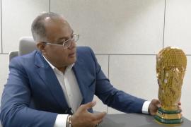 $81 000: дубайский ювелир и его сын сделали Кубок мира ФИФА из Lego