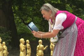 300 позолоченных статуэток Моцарта выставили в саду в Зальцбурге