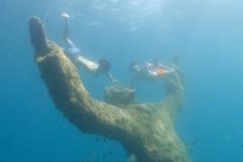 Туристы спасаются от жары в хорватском подводном музее
