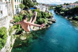 На Старом мосту в Мостаре прошёл турнир по прыжкам в воду