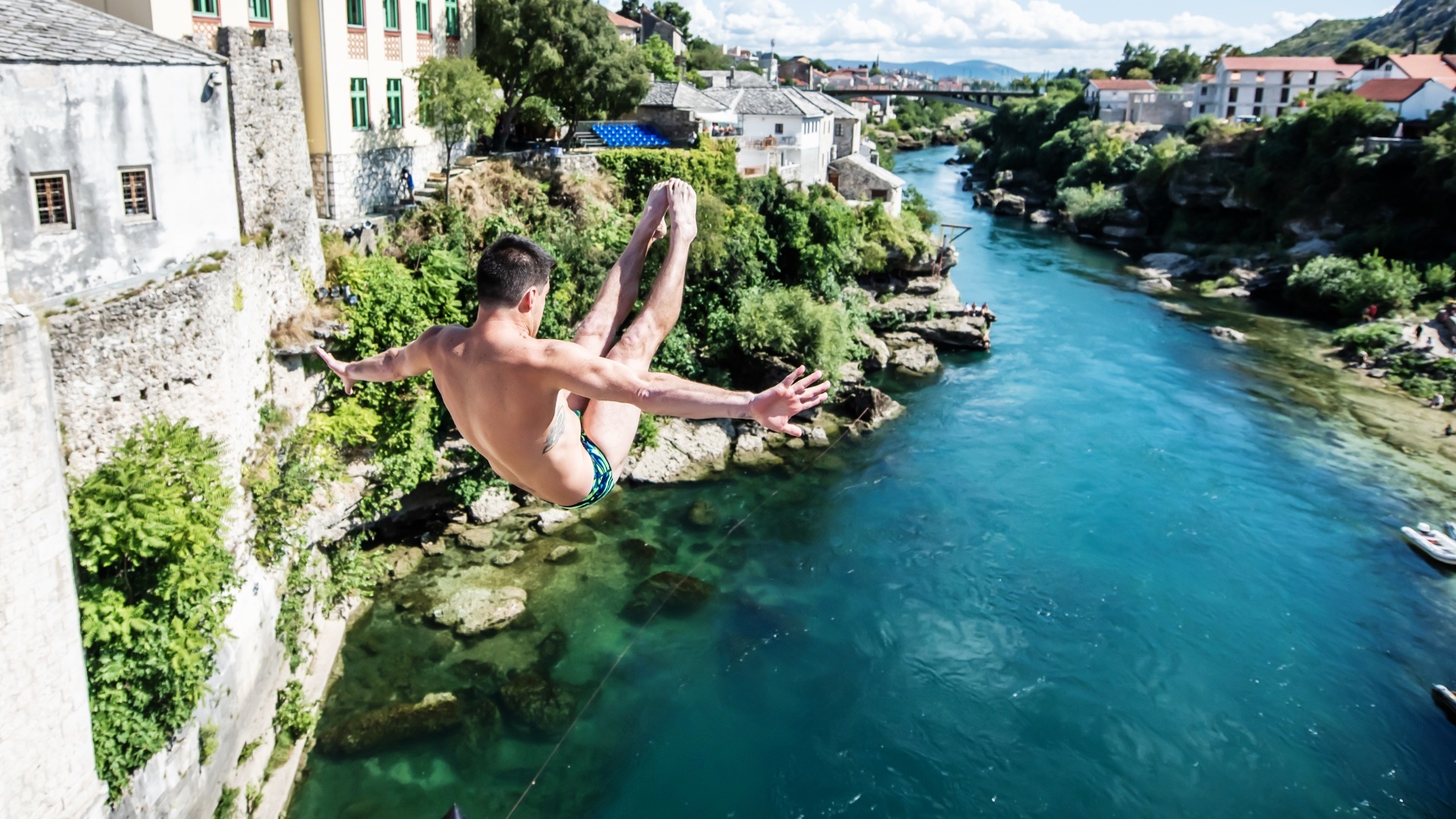 На Старом мосту в Мостаре прошёл турнир по прыжкам в воду