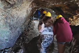 Туристы в Боснии спасаются от жары в пещере Ветреница