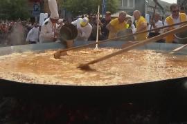 Омлет из 7200 яиц приготовили на фестивале в Бельгии
