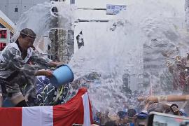 Улицы Токио превратились в водную арену во время традиционного фестиваля