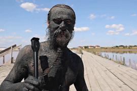 Грязь и солёная вода: туристы приезжают на необычный курорт Болгарии