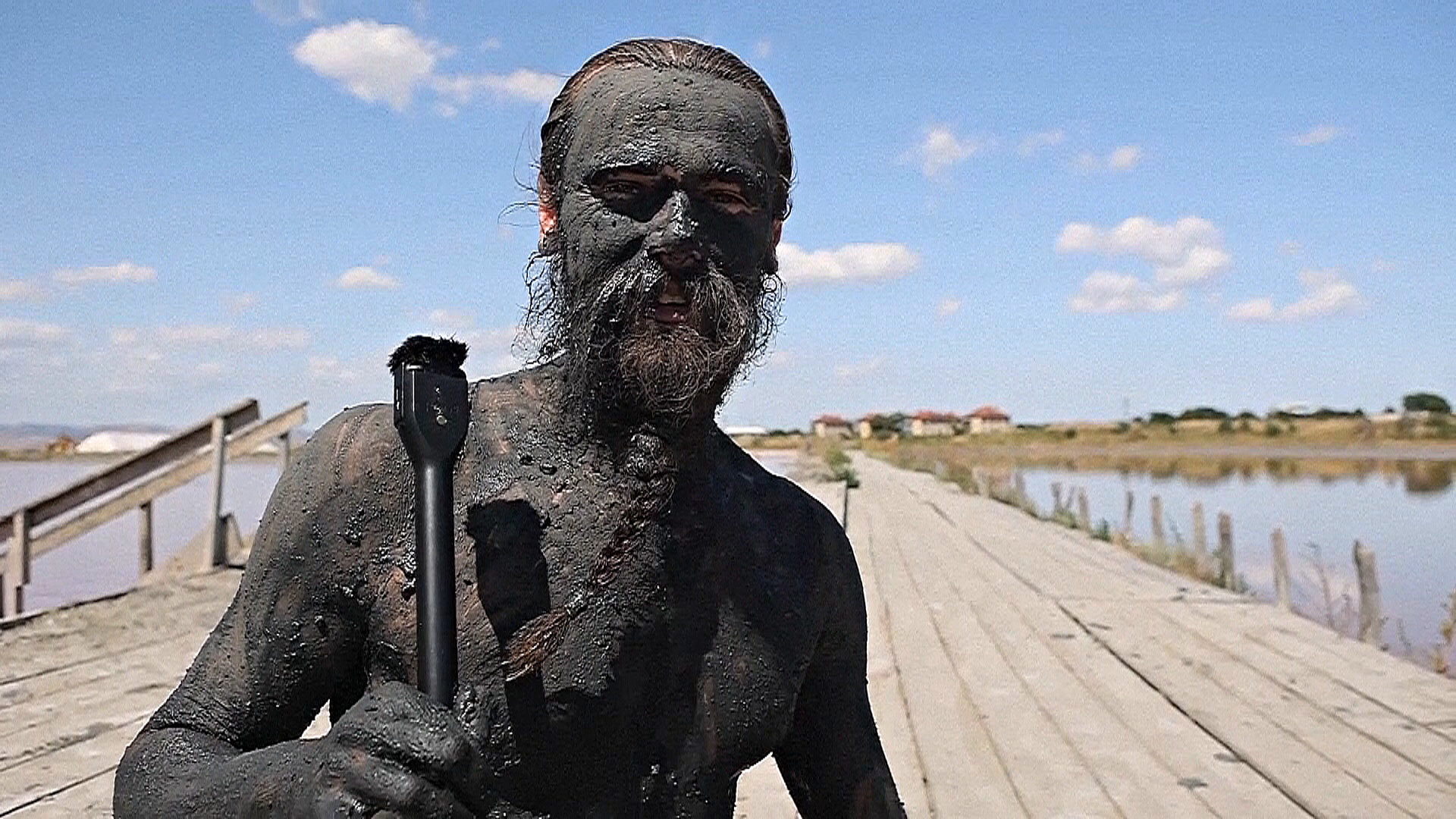 Грязь и солёная вода: туристы приезжают на необычный курорт Болгарии