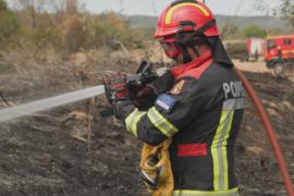 Пожарные из ЕС помогают тушить огонь в Делиблатских песках в Сербии