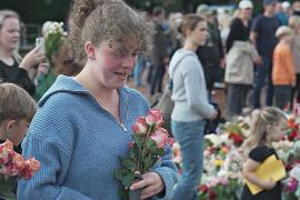 Норвежцы несут цветы ко дворцу в память о короле Харальде V
