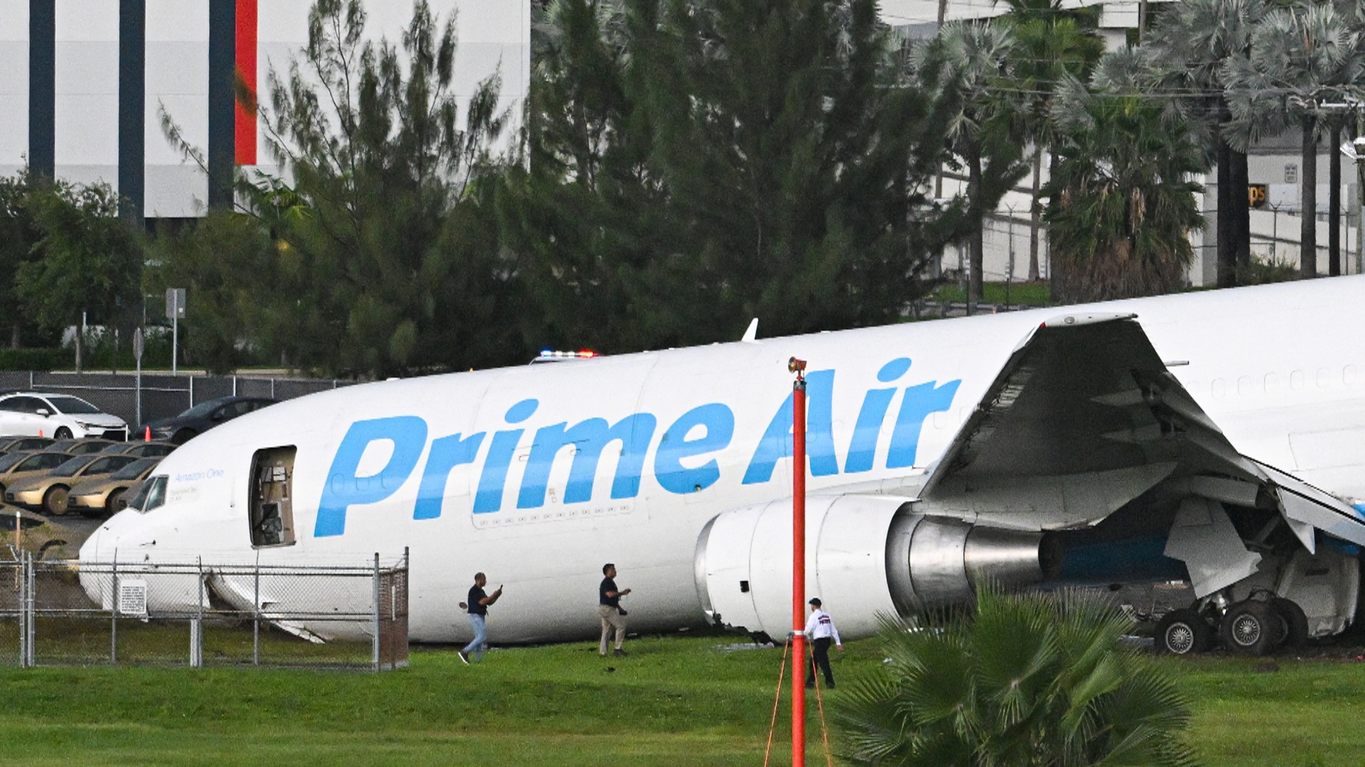 Грузовой самолёт Amazon разбился при посадке в Майами: погибли пять человек Грузовой самолёт Amazon разбился при посадке в Майами: погибли пять человек