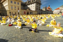 Более 1000 человек медитировали на площади в Праге
