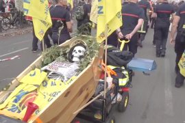 Пожарные и госслужащие вышли на протест в Париже