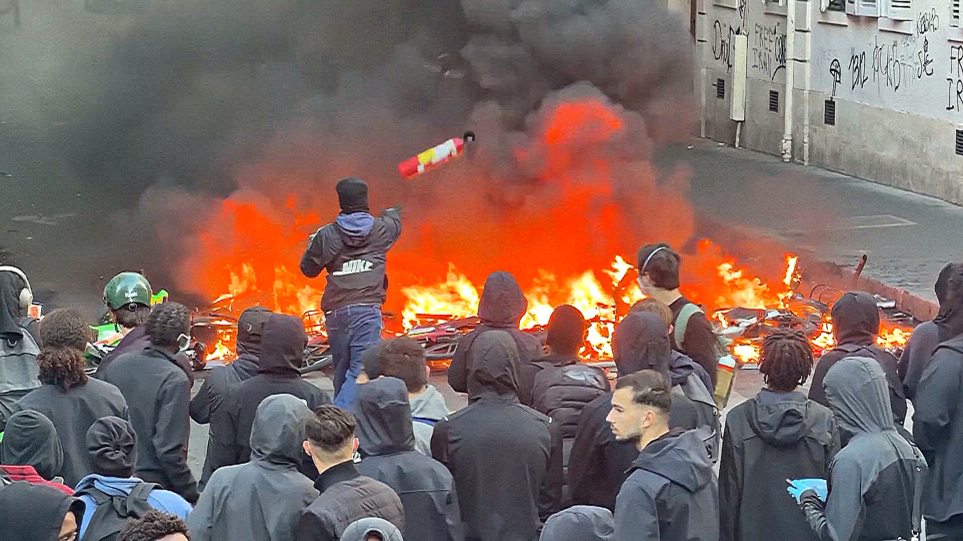 Беспорядки во Франции: протесты сопровождаются поджогами и погромами Беспорядки во Франции: протесты сопровождаются поджогами и погромами