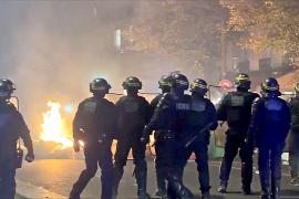 Во Франции вводят комендантский час после массовых протестов и беспорядков