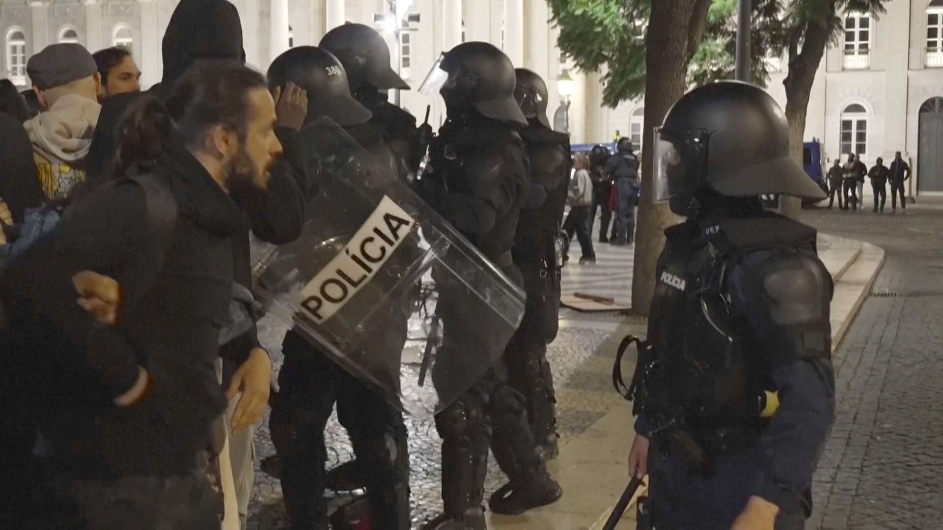Палаточный лагерь протестующих против жилищного кризиса снесли в Португалии Палаточный лагерь протестующих против жилищного кризиса снесли в Португалии