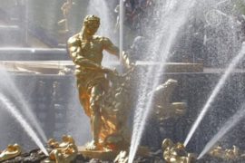 Струи фонтанов открыли новый сезон в Петергофе