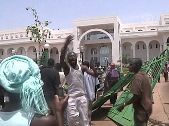 Временного президента Мали избила толпа