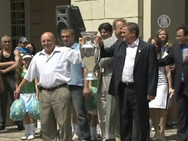 Кубок Евро-2012 прибыл во Львов