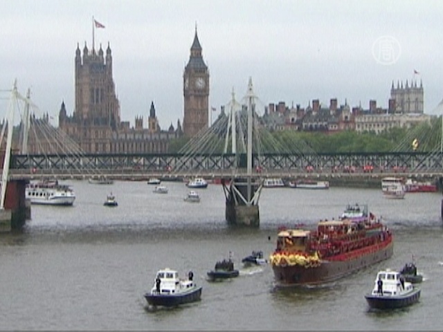 Дождь не помешал королевскому параду на Темзе