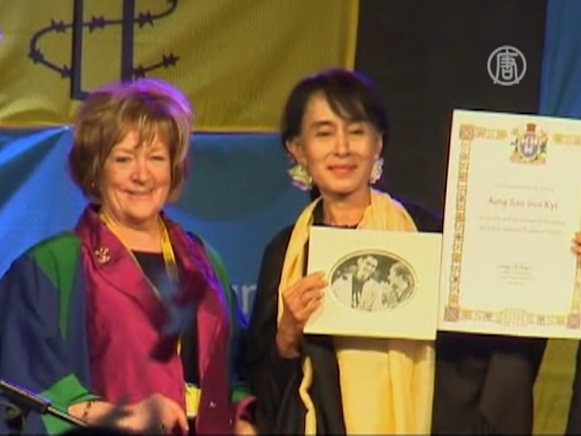 Аун Сан Су Чжи вручили редкую награду в Дублине