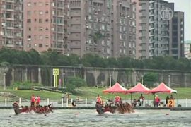 Тайваньцы состязались на лодках-драконах