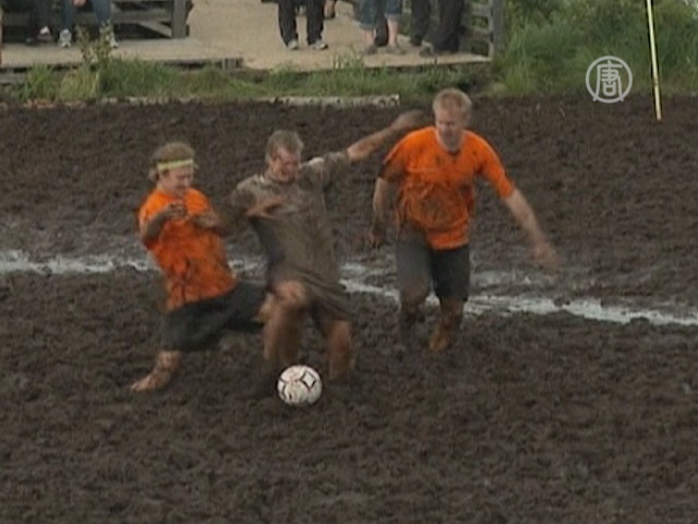 В Финляндии провели соревнования по футболу на болоте
