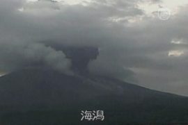 Жители Кагосимы «отмываются» от пепла из вулкана