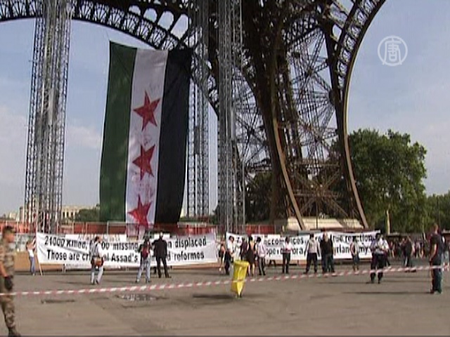 Флаг сирийской оппозиции — под Эйфелевой башней