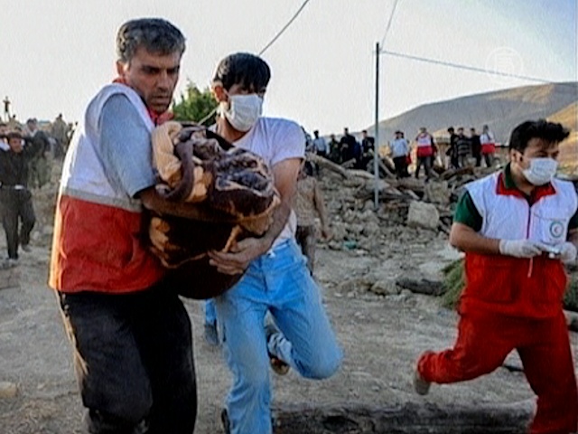 Землетрясение в Иране: 300 погибших, тысячи в беде