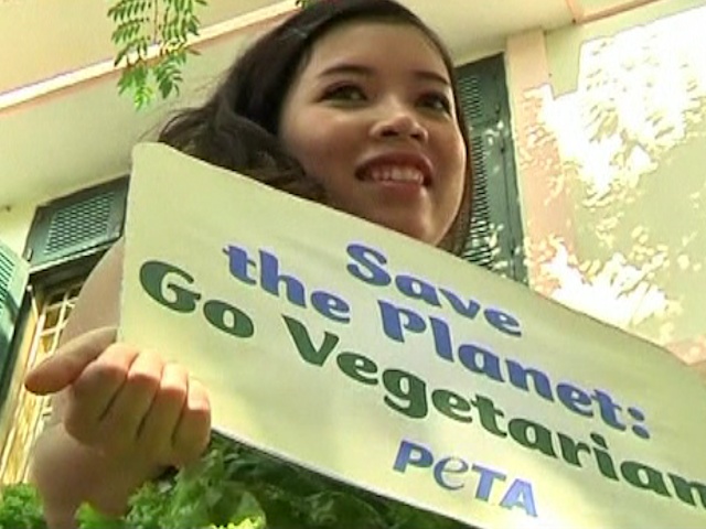 Девушку одели в салат ради рекламы вегетарианства