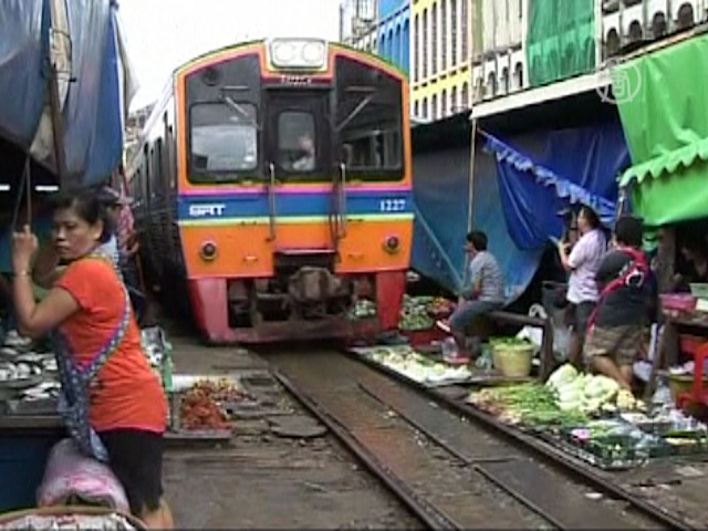 Тайцы торгуют на действующих железнодорожных путях