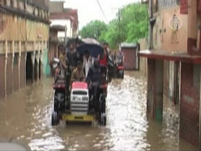 Проливные дожди затапливают низины Индии