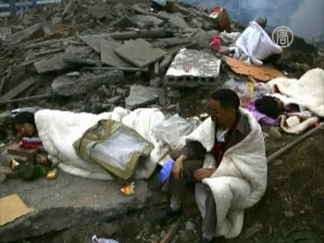 Жертвы землетрясения в Сычуань просят о помощи