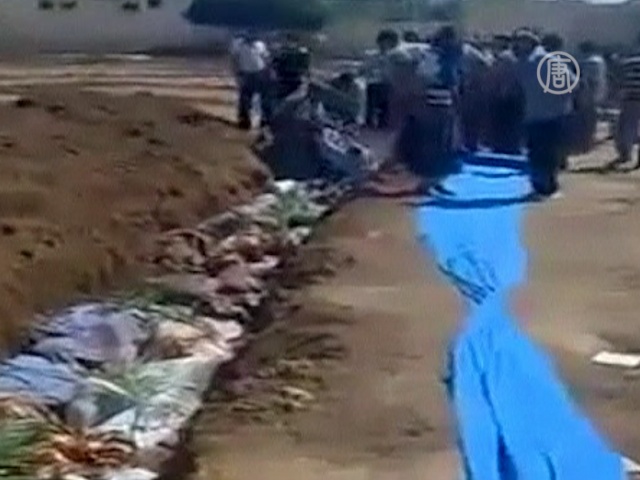 Сотни убитых в Сирии хоронят в братской могиле