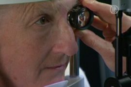 Австралийке «включили» бионический глаз
