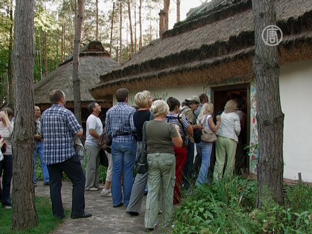Старинные хаты выставлены в «Украинском селе»