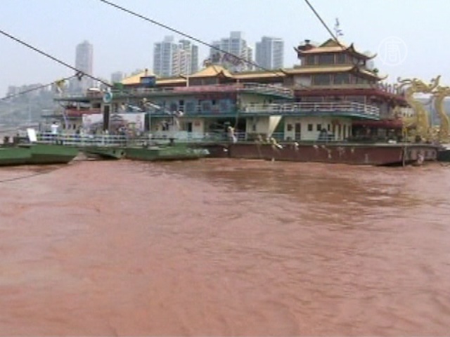 Вода в реке Янцзы стала красной