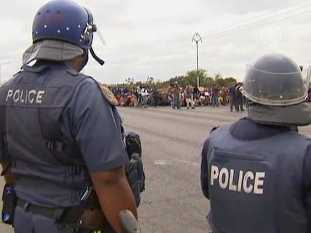 Полицейские ЮАР остановили демонстрацию без оружия