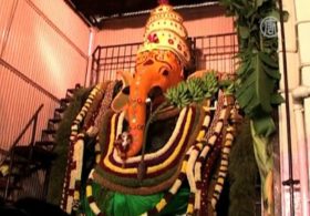 Индусы молятся перед статуями с слоновьей головой