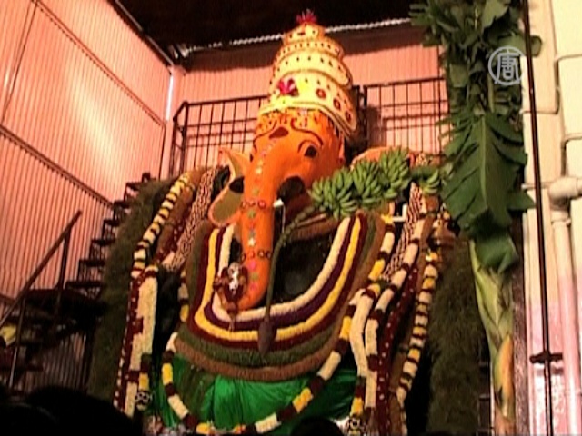 Индусы молятся перед статуями с слоновьей головой