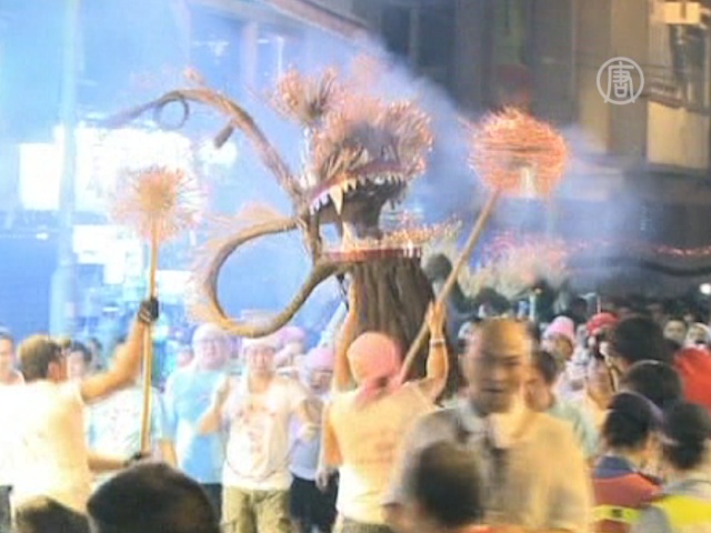 Танец дракона исполнило более 200 человек