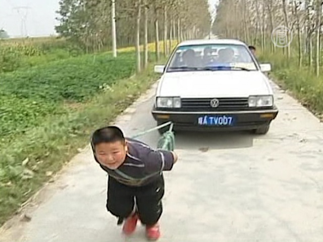 7-летний китаец тянет на себе машину