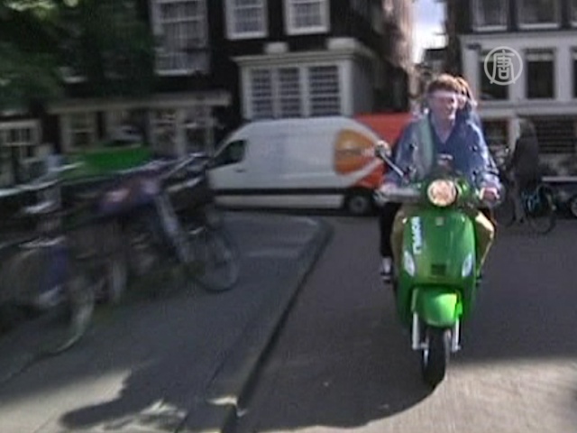 Первые такси-скутеры запустили в Амстердаме