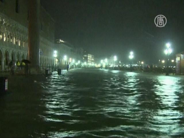 Венеция ушла под воду почти на 1,5 метра