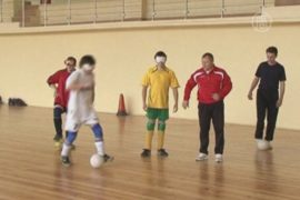 Незрячие белорусы учатся играть в футбол